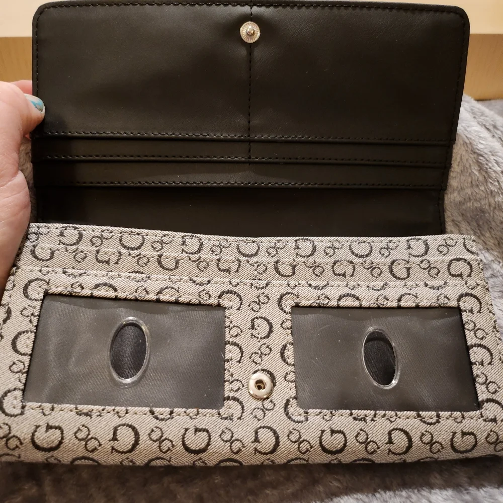 Guess Wallet - Picture 2 of 6